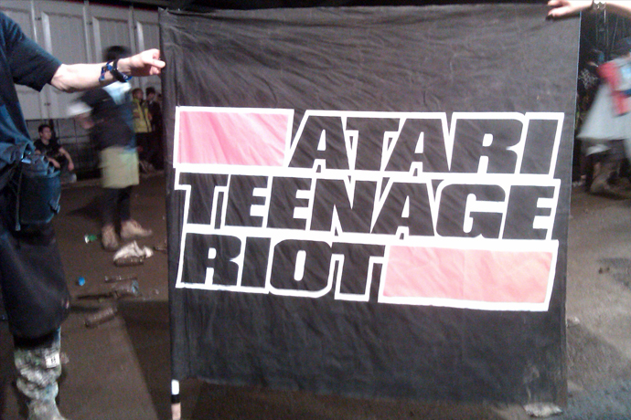 ATARI TEENAGE RIOT フラッグ合戦 | FUJIROCK EXPRESS'11｜フジロック