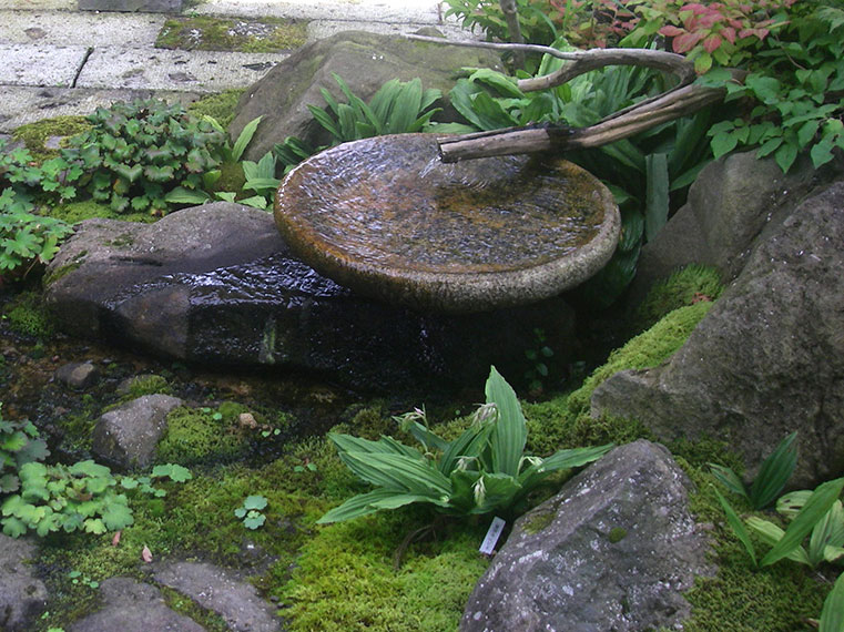 筧・水鉢・バードバス～庭のスタイルと素材」秋田県能代市・福岡造園