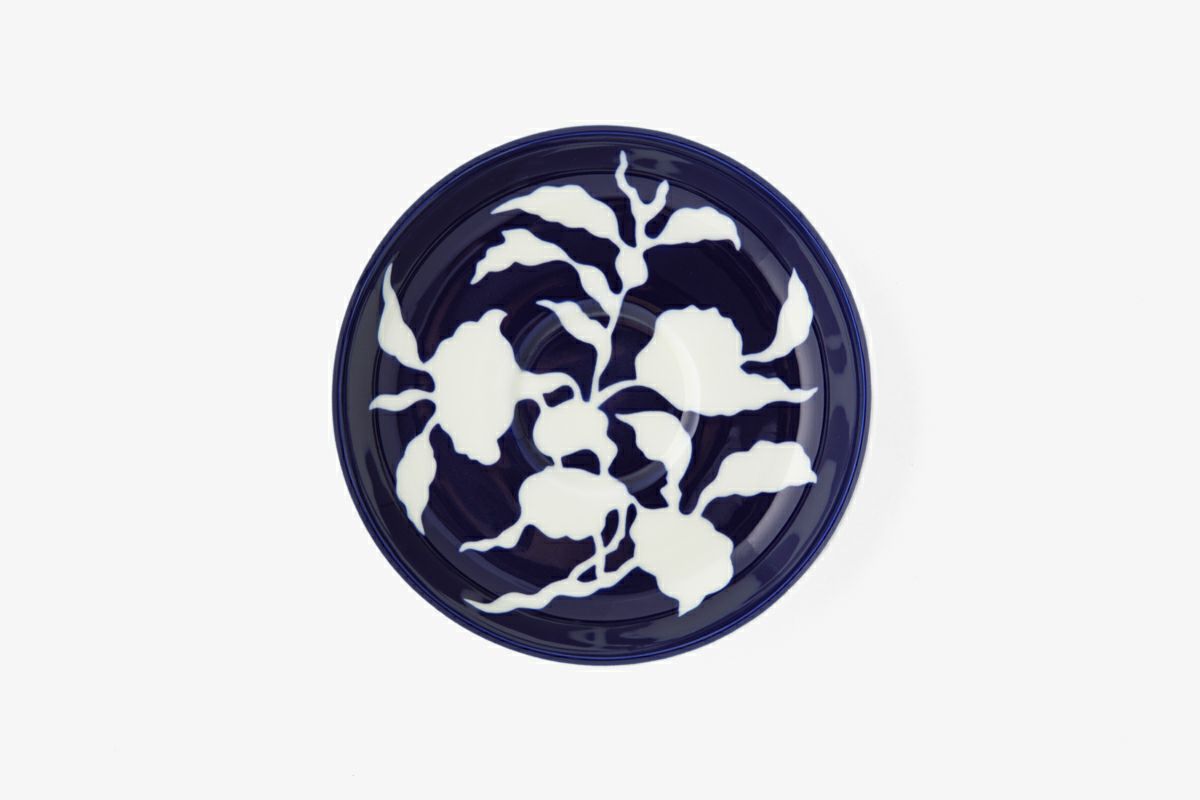 草花折枝白抜紋 紅茶碗皿 | 有田焼 深川製磁｜公式オンラインストア