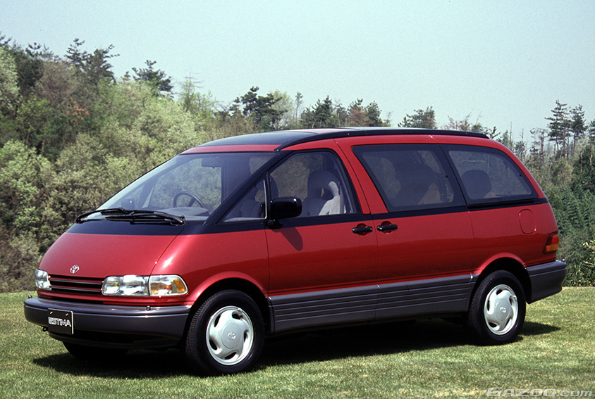 前代未聞のミドシップミニバン！ 1990年登場の初代「トヨタ