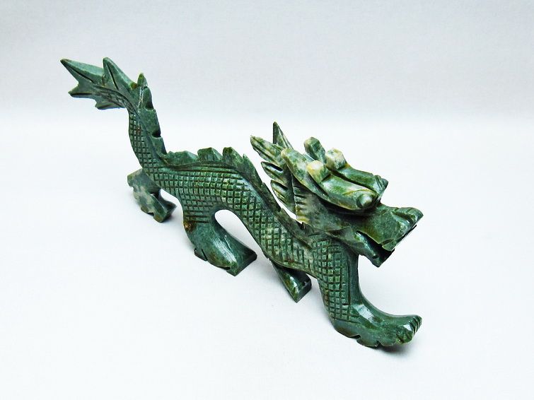 パワーストーン 天然石 インド翡翠手彫り龍置物[T757-1972]