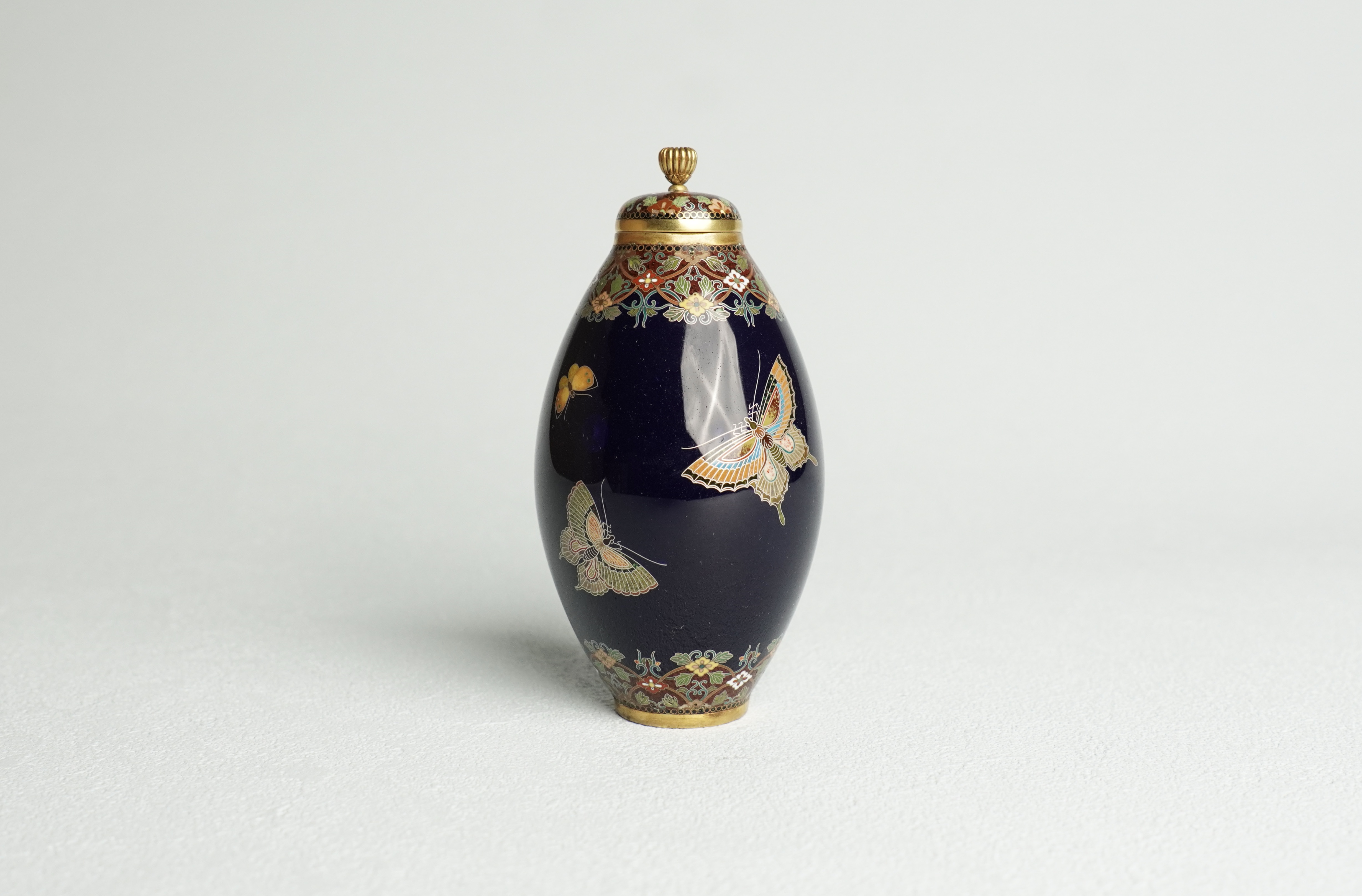 並河靖之 有線七宝 蝶図 蓋壺 #2 作品の見どころ銀座真生堂メディア