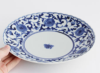 萌窯 七寸菊皿（染付菊唐草）｜九谷焼のうつわ｜和食器通販 じろや