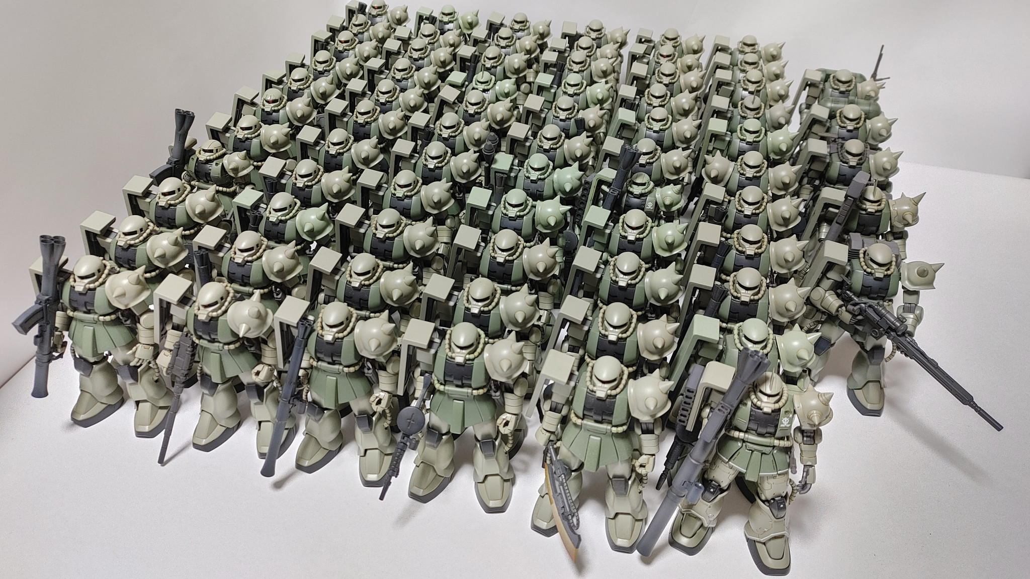 大量！！】HGUC ザクII｜ジャンク屋れっどまんさんのガンプラ作品