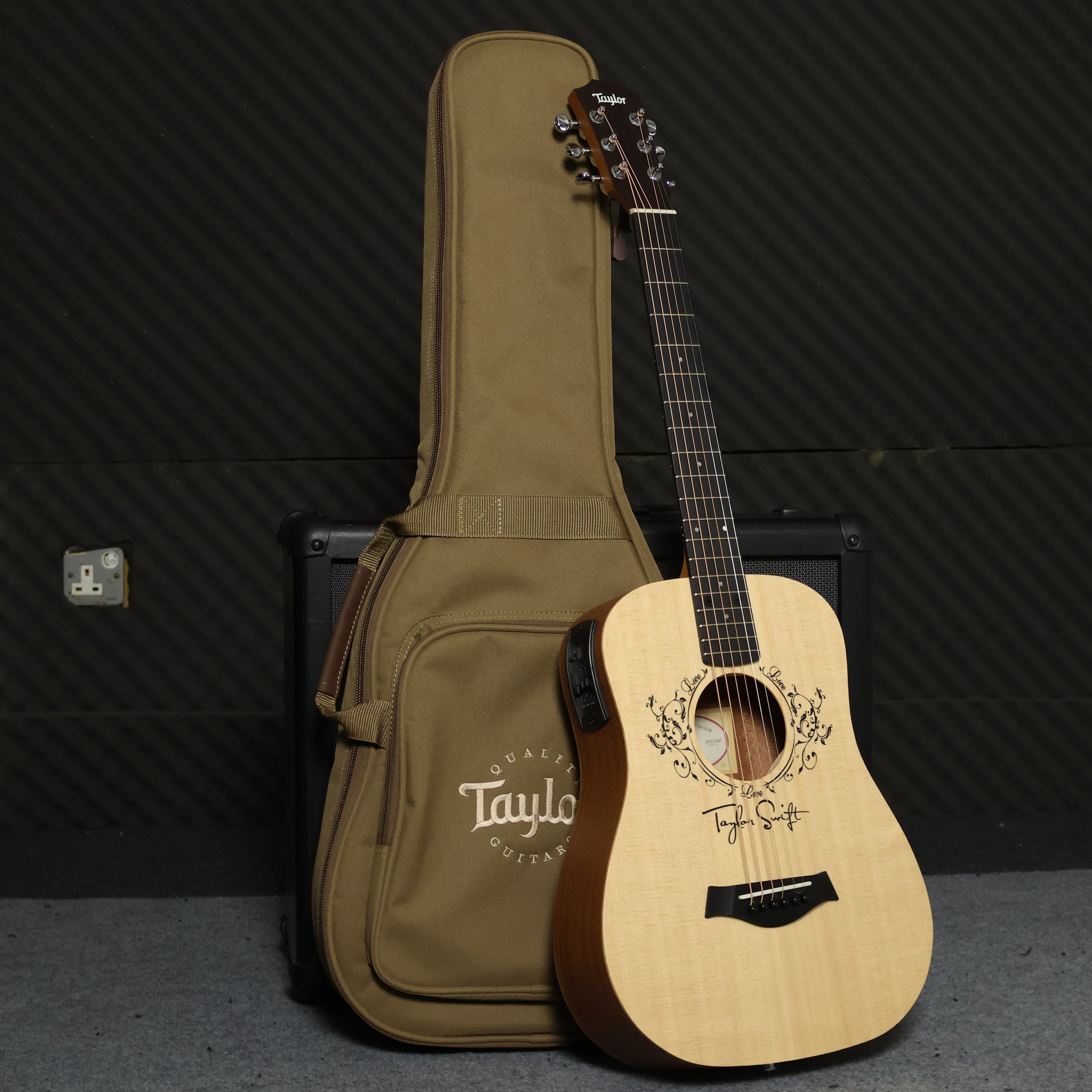 Taylor Swift Signature TAYLOR Baby Taylor-E 3/4 Mini Acoustic
