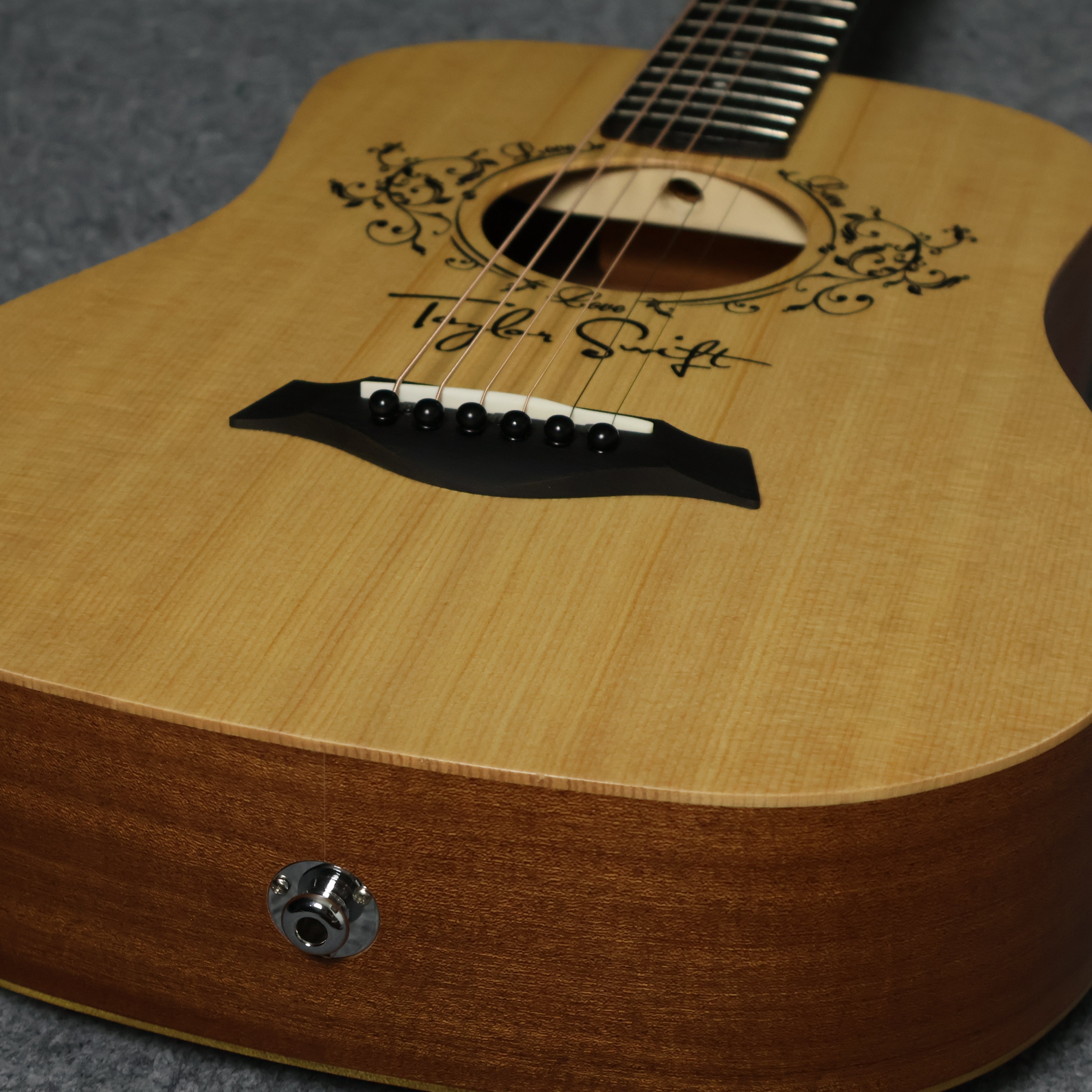 Taylor Swift Signature TAYLOR Baby Taylor-E 3/4 Mini Acoustic