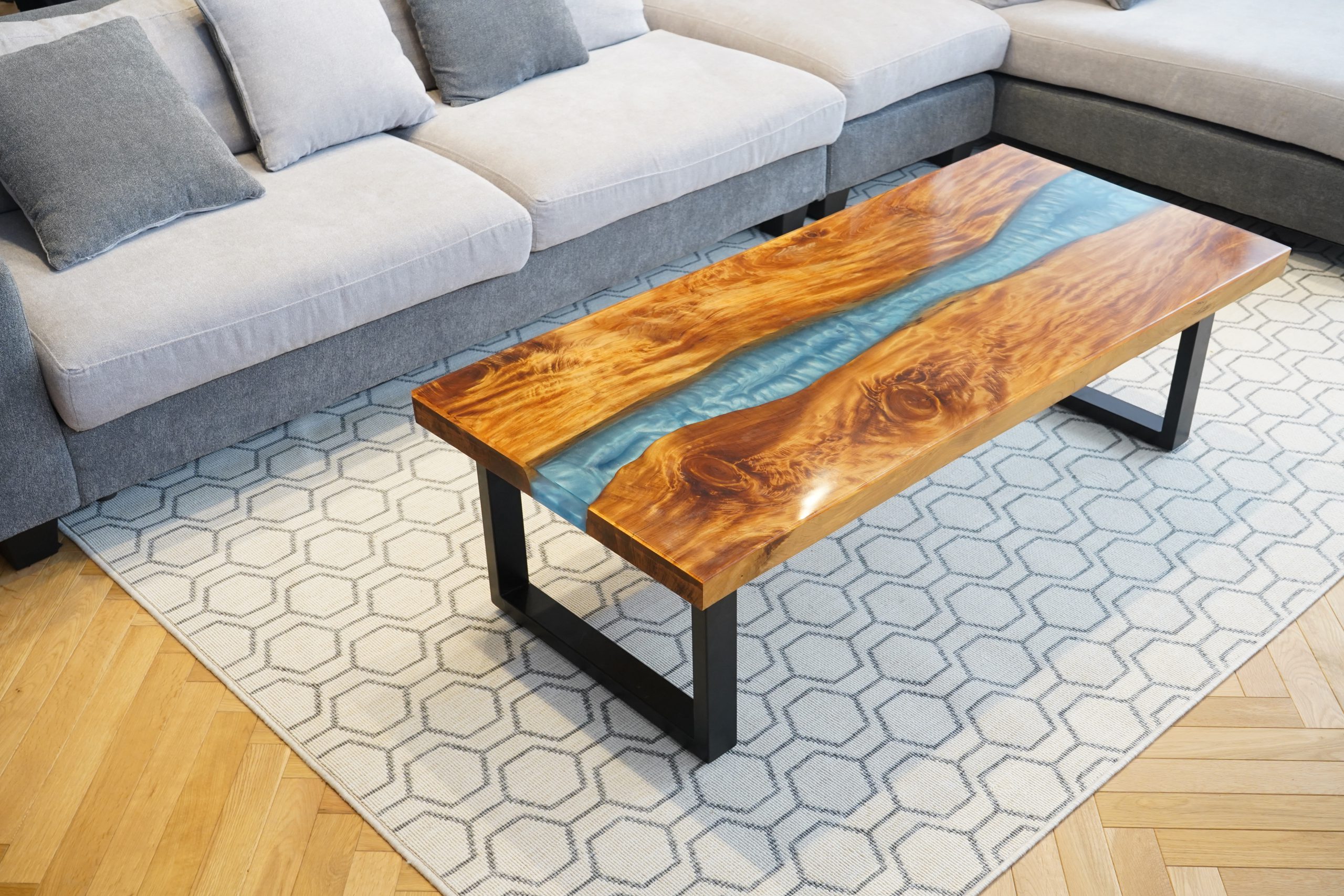 センターブルー高級レジンテーブル | GYANfinity Products