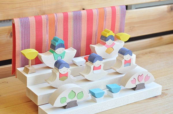 雛人形 遊プラン・小黒三郎 銀杏円びな三段飾り 垂幕 赤 木のおもちゃ