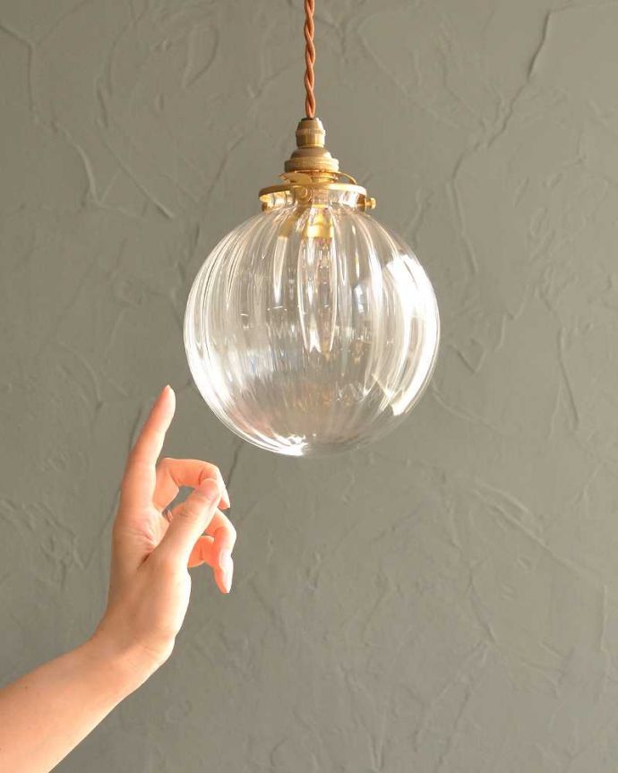 クリアガラスのストライプ模様のガラスボールペンダントライト(コード