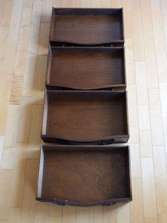 イギリスから届いたマホガニー材の4段チェスト、スライディングトレー