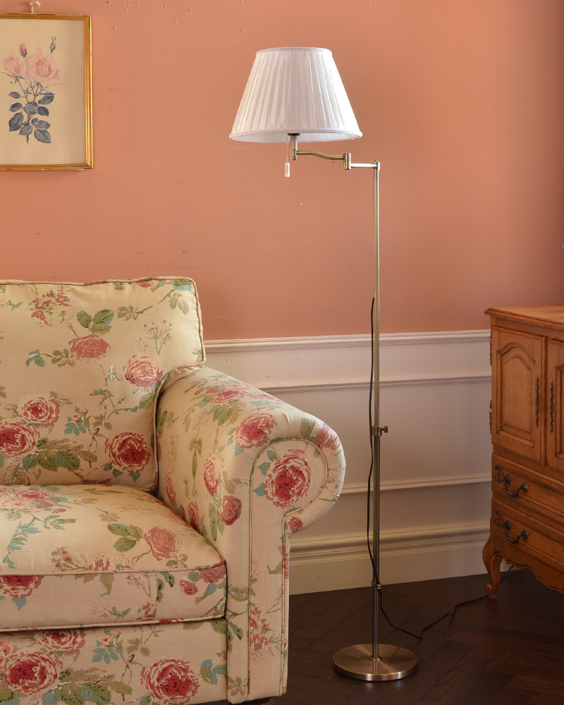 布シェードからこぼれる柔らかな灯り、高さが調整できるフロアランプ