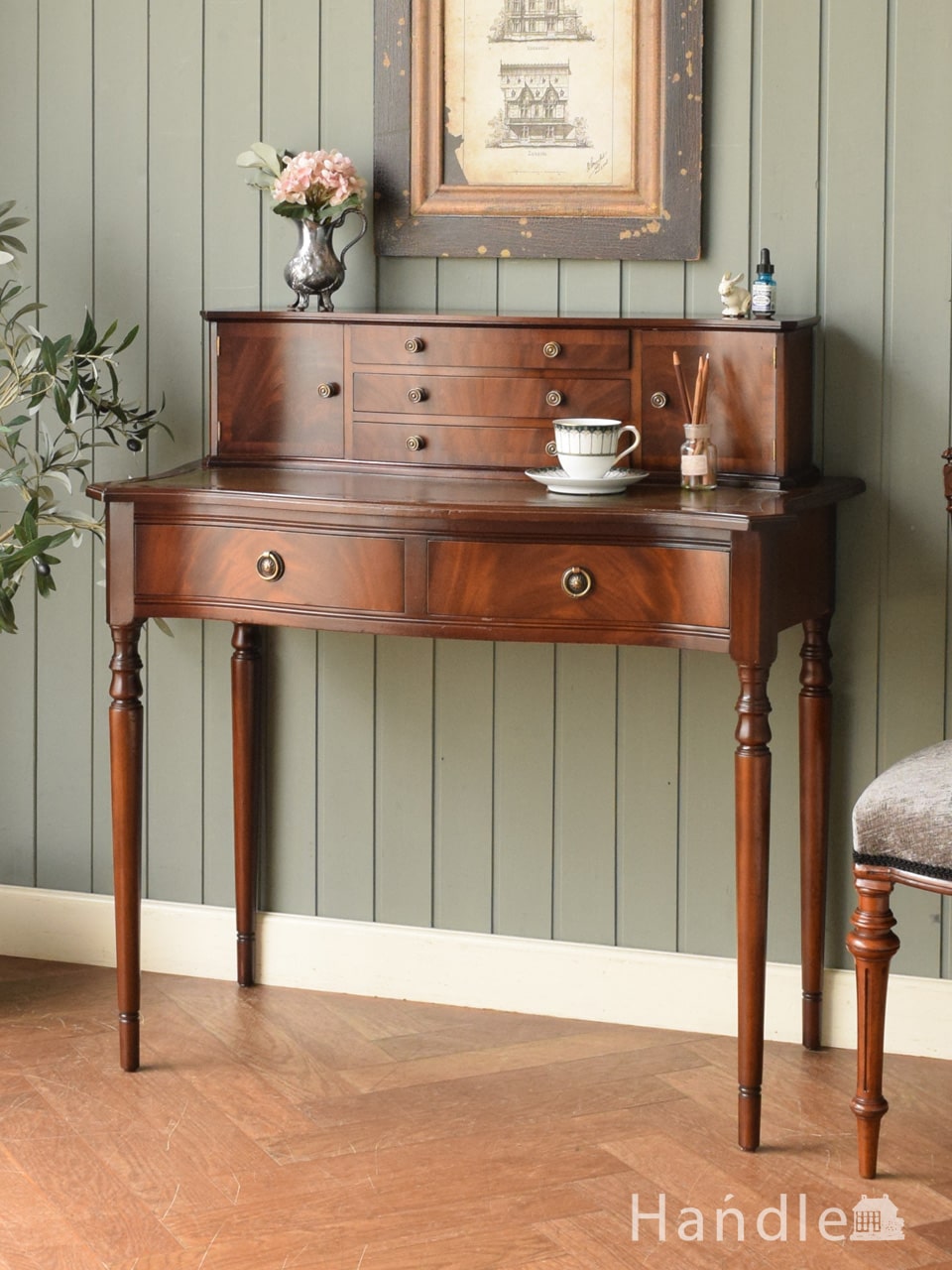 イギリスから届いたアンティークのデスク、曲線が美しいキドニー型の