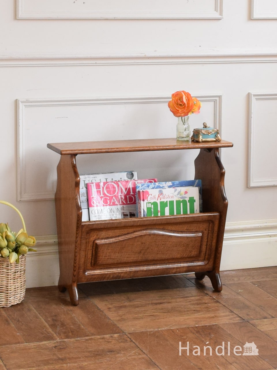便利に使えるおしゃれなアンティーク家具、マガジンラックサイド