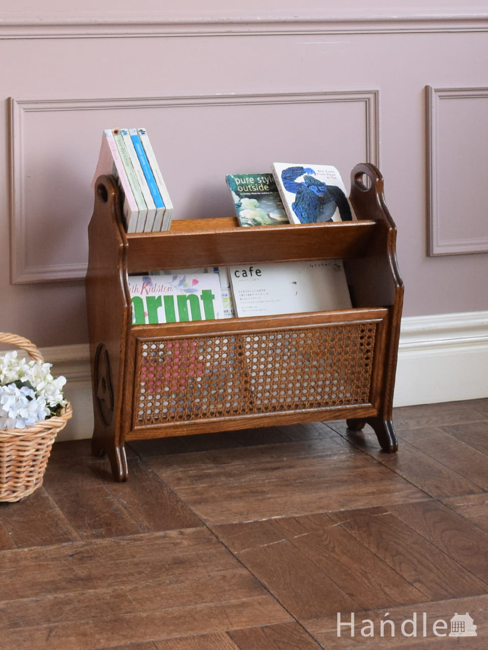 北欧スタイルのマガジンラック、コンパクトでおしゃれなビンテージ家具