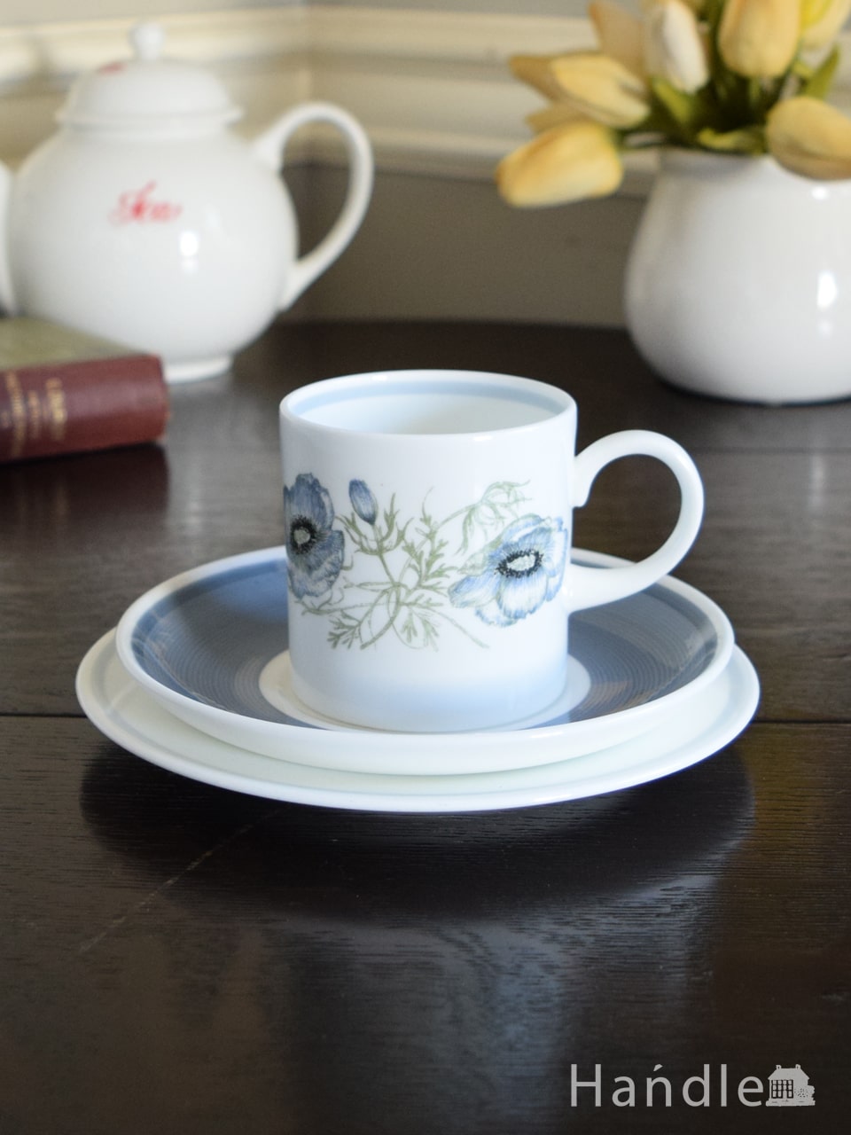 スージークーパーのカップ＆ソーサートリオ、青い花が描かれた