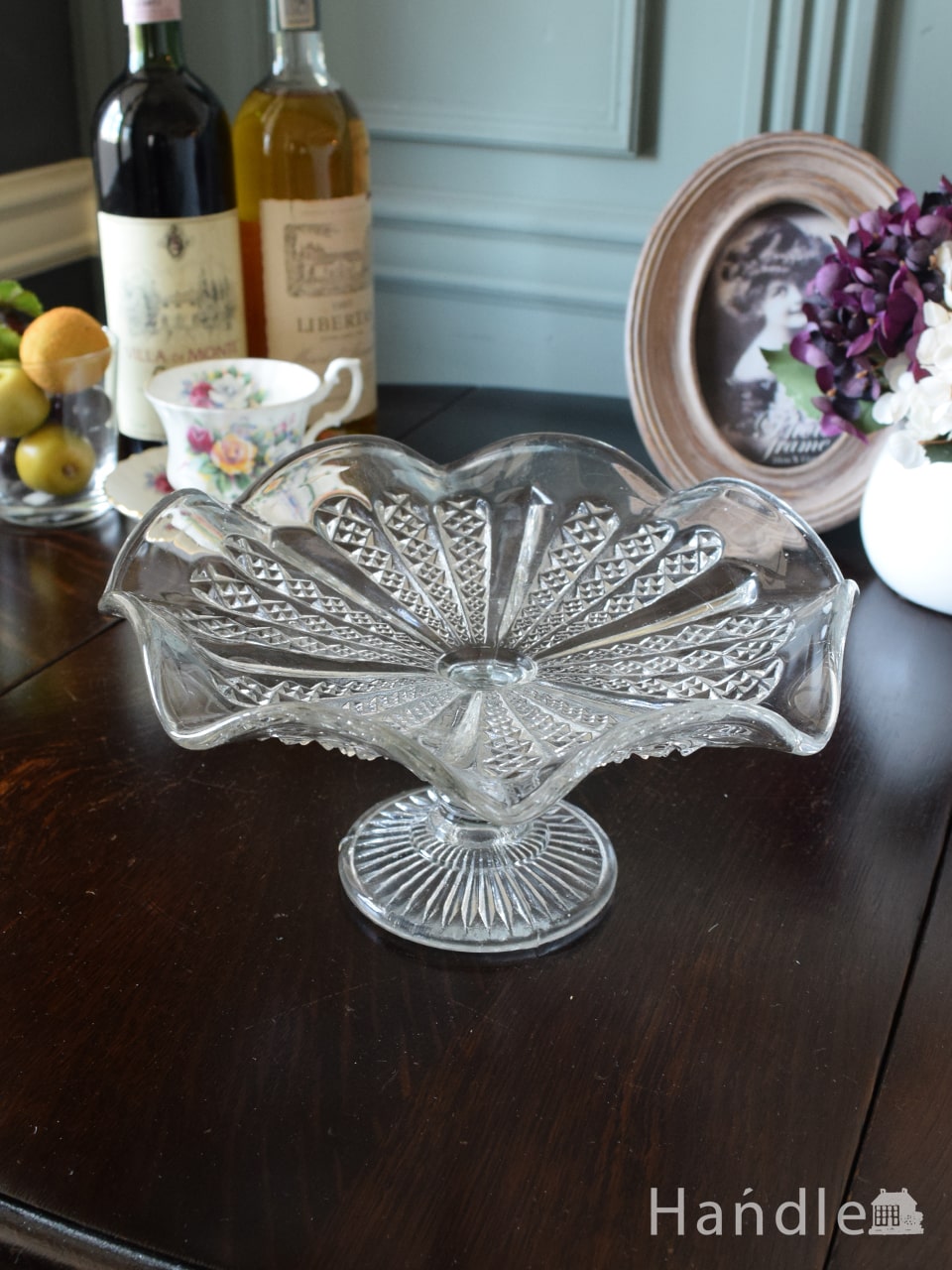 アンティークのガラス雑貨、フリフリの縁取りデザインが可愛いプレス