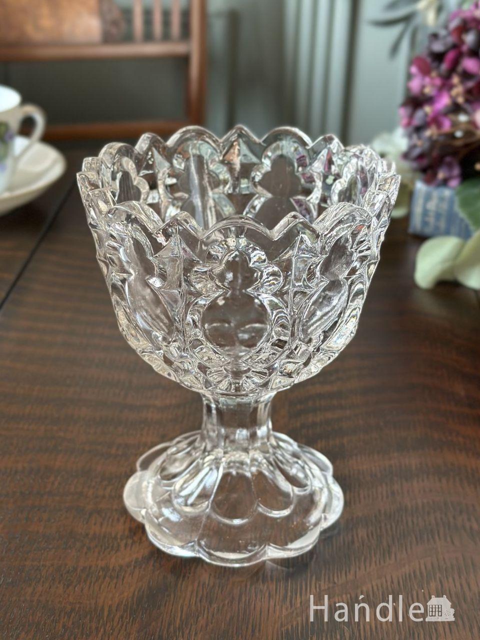 アンティークガラスの食器、シンプルなデザインがオシャレな