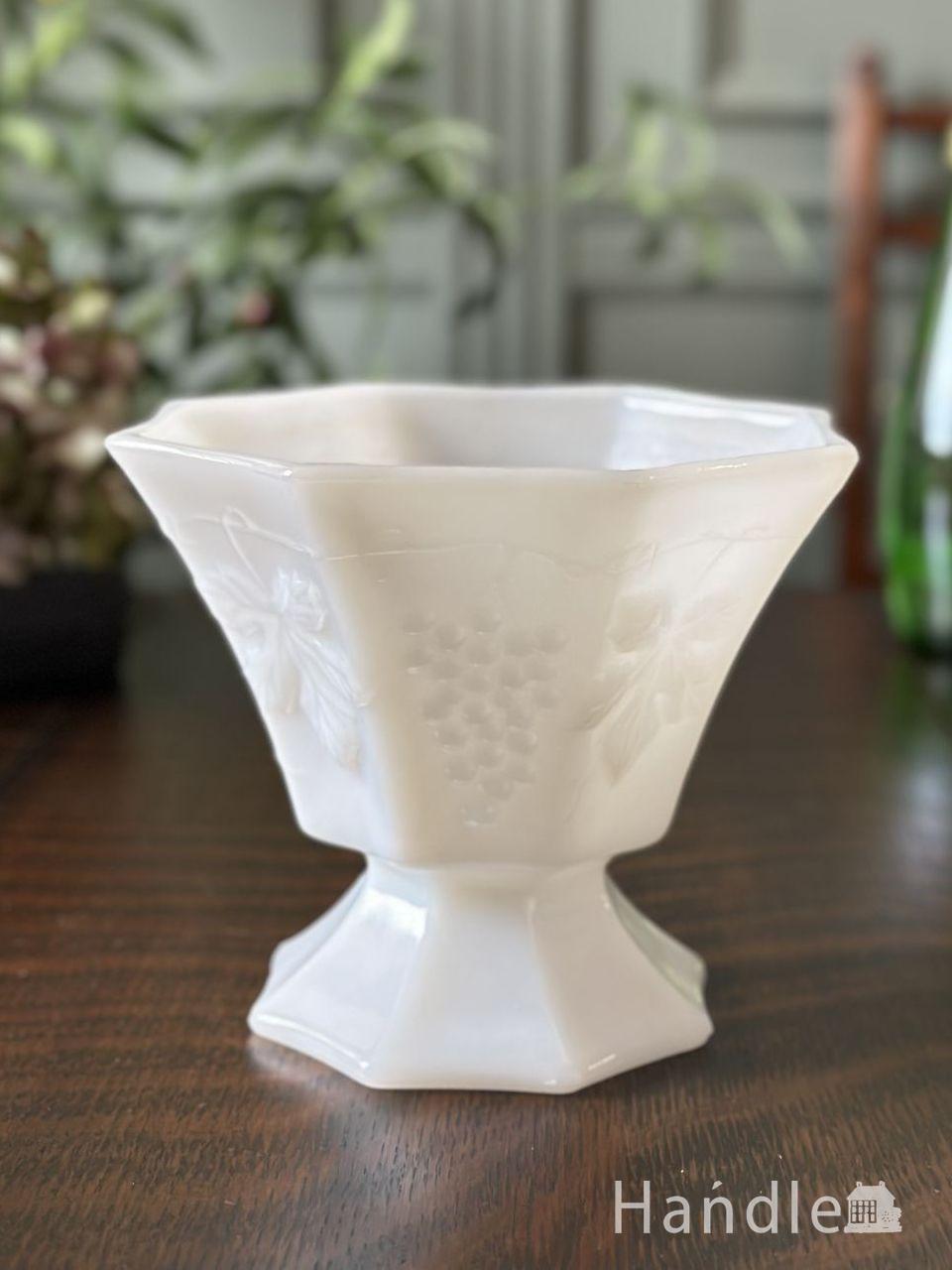 滑らかなミルクガラスをそのまま楽しむ、美しいガラスコンポート(m