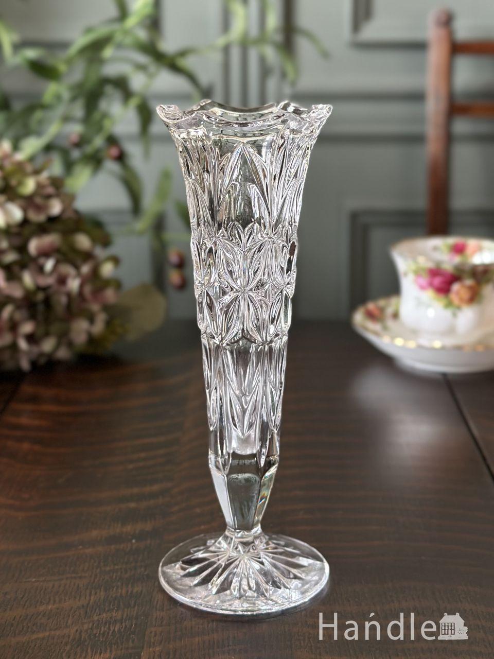 アンティークガラスのフラワーベース、ブドウの模様が型押しされた