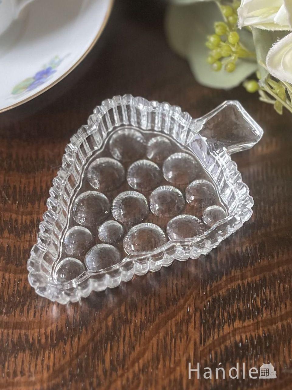 フルーツの型押し模様が可愛いアンティークガラス、イギリスから届いた