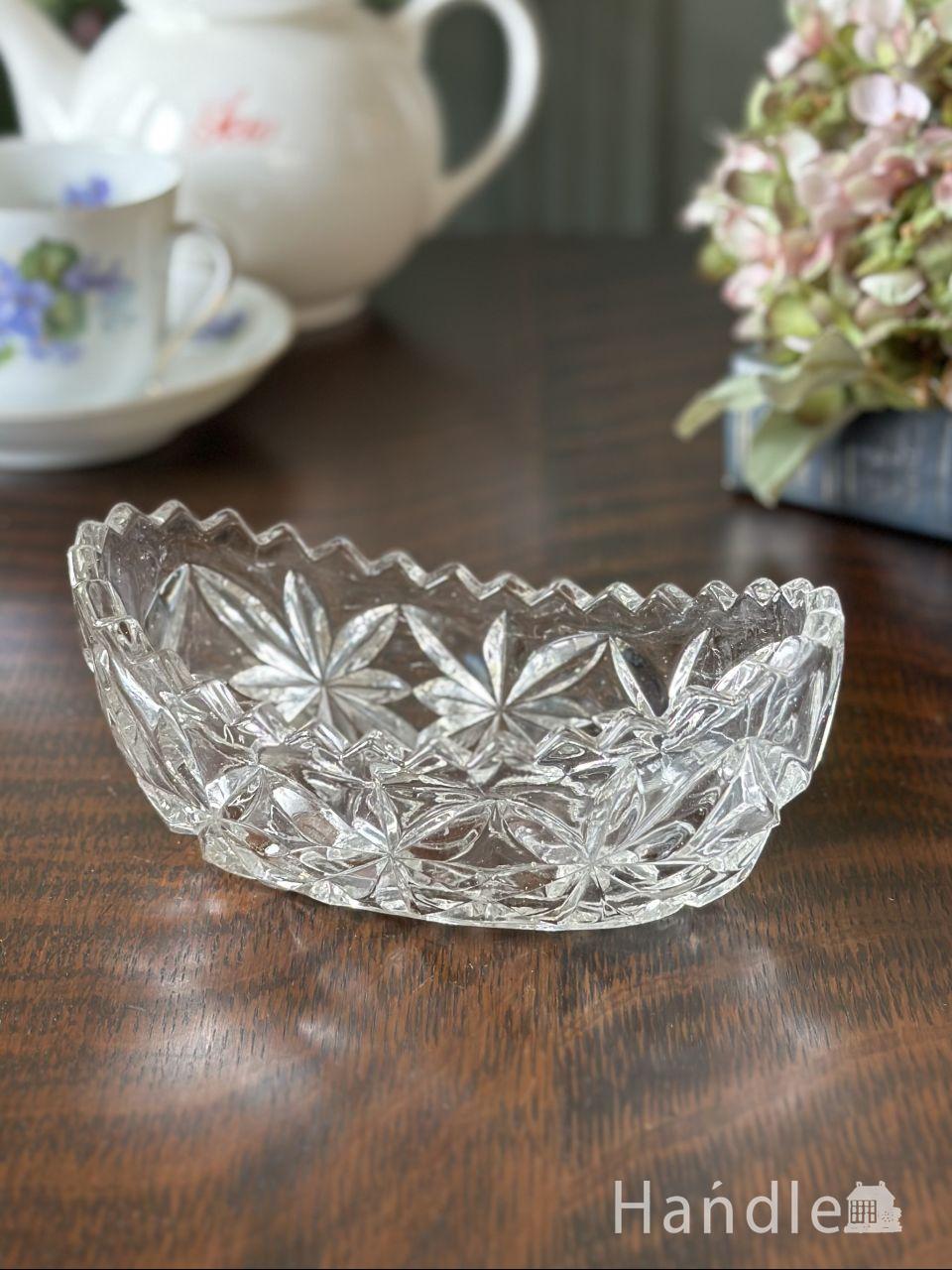 エレガントなデザインのミルクガラス、アンティークのフラワーベース