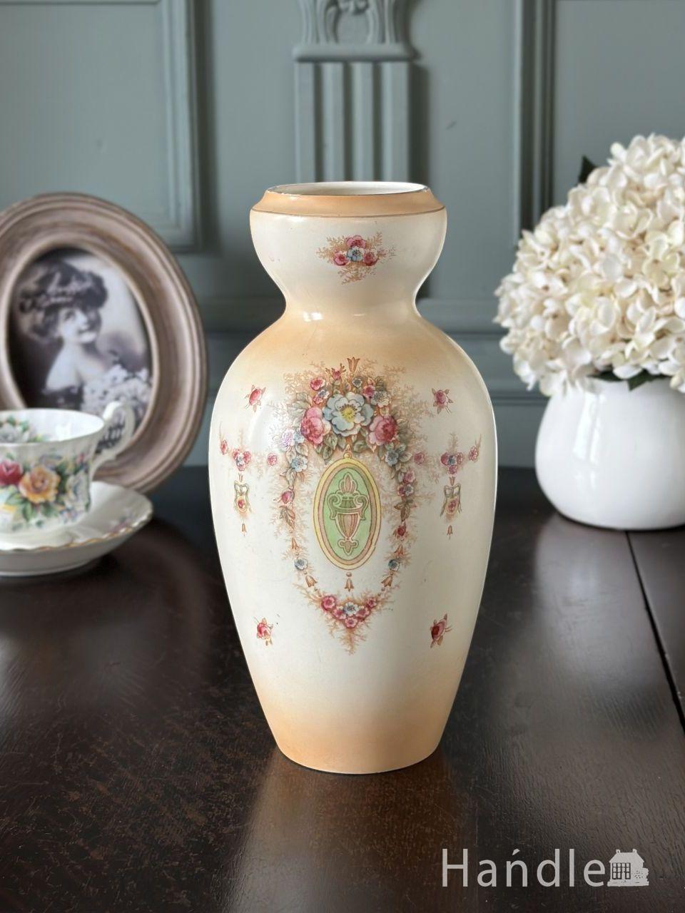 英国アンティークのフラワーベース、お花の模様が描かれたCrown Devon