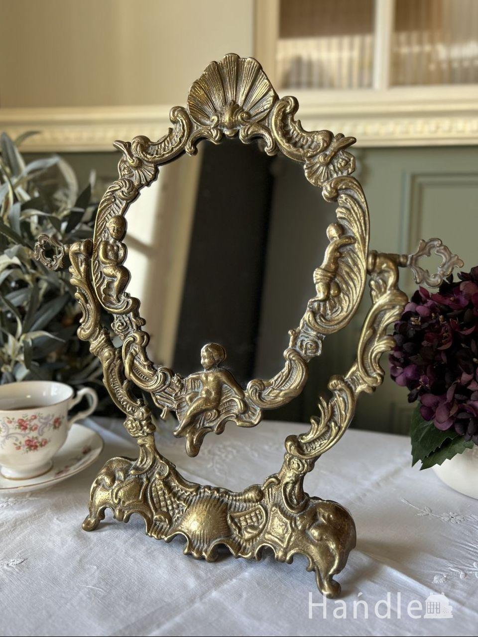 フランスから届いたアンティークの鏡、華やかな装飾のフレームが美しい