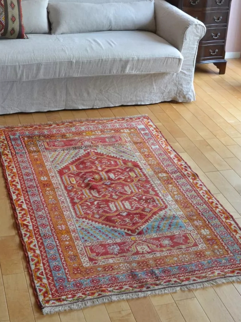 トルココンヤのおしゃれな絨毯、1点もののビンテージのトライバルラグ