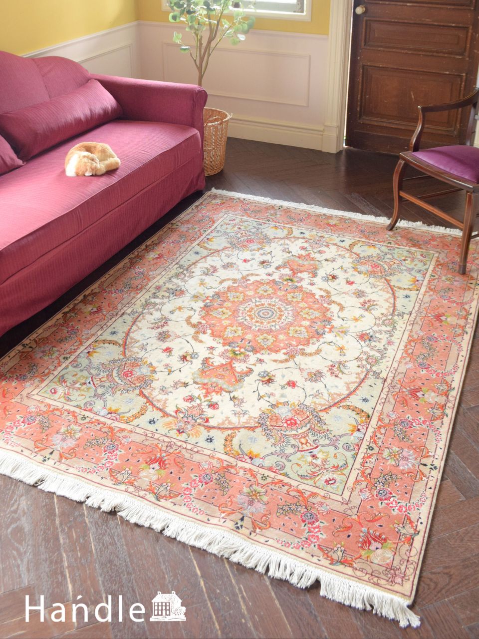 ピンク色の可愛いタブリーズのペルシャ絨毯、フラワーデザインの