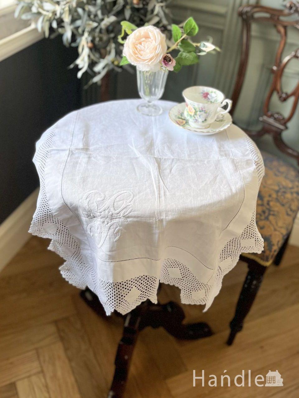 薔薇の花が美しいハンドメイドのドイリー、アンティークのクロッシェ