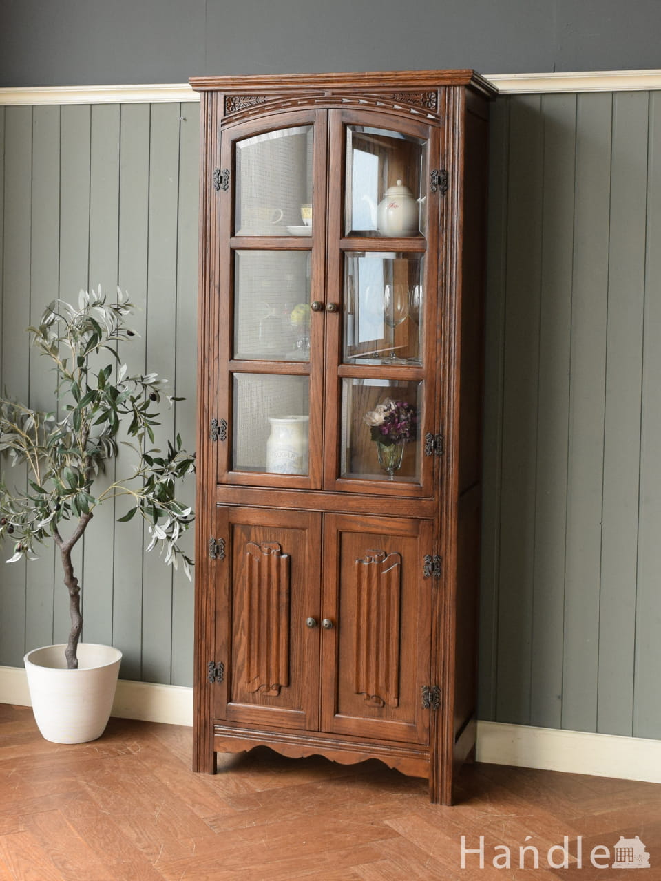 アンティーク調のおしゃれな傘立て、イタリア生まれの木製アンブレラ