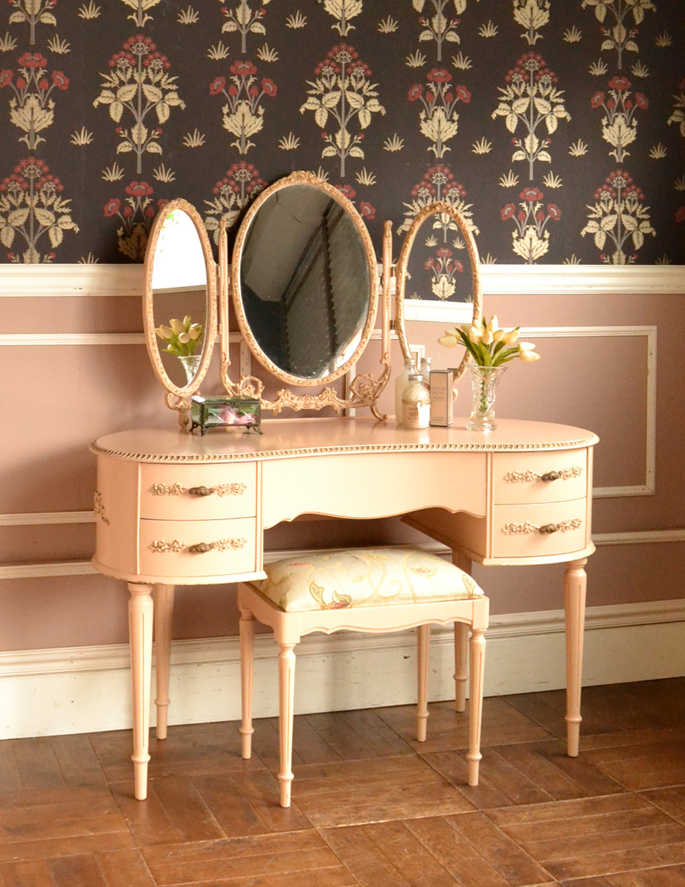 淡いピンクのアンティーク家具、椅子もセットになったドレッサー(d