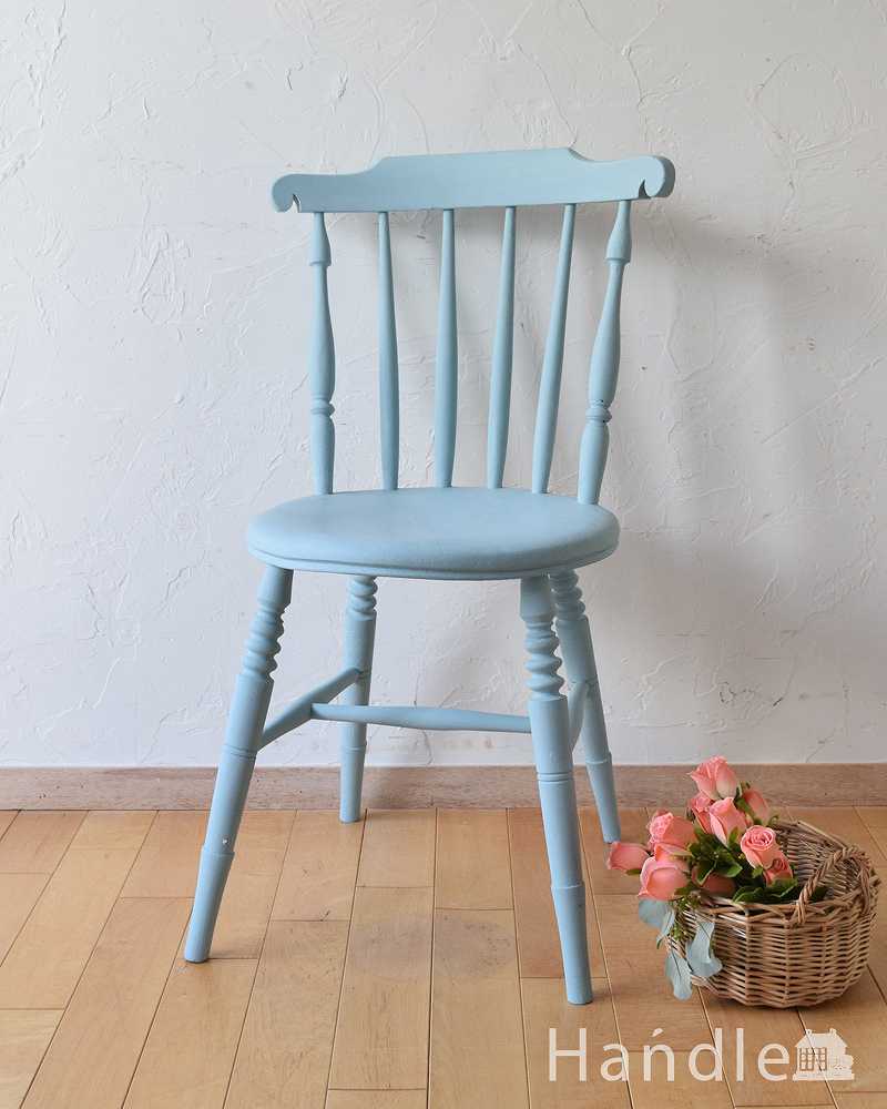 海外らしいブルーのペイントチェア、イギリスアンティークのキッチン