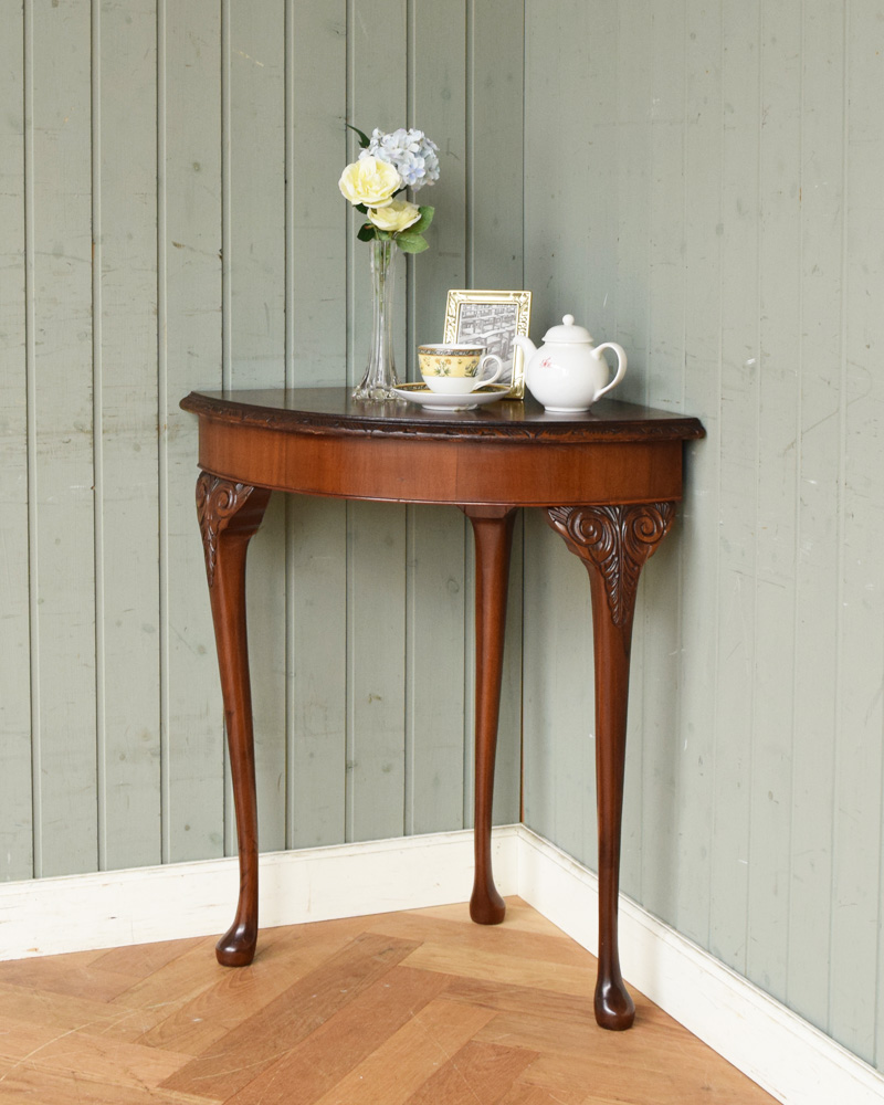 お家のデットスペースが変身！角に置けるアンティークコーナーサイド