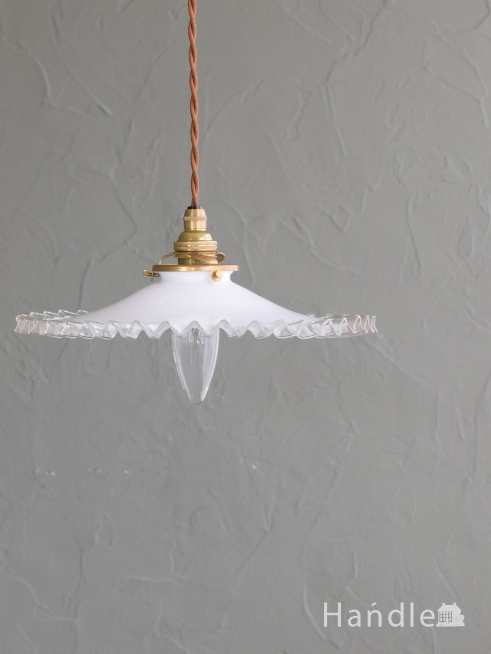 ミルク色のアンティークガラスが可愛いフリルシェードのペンダント