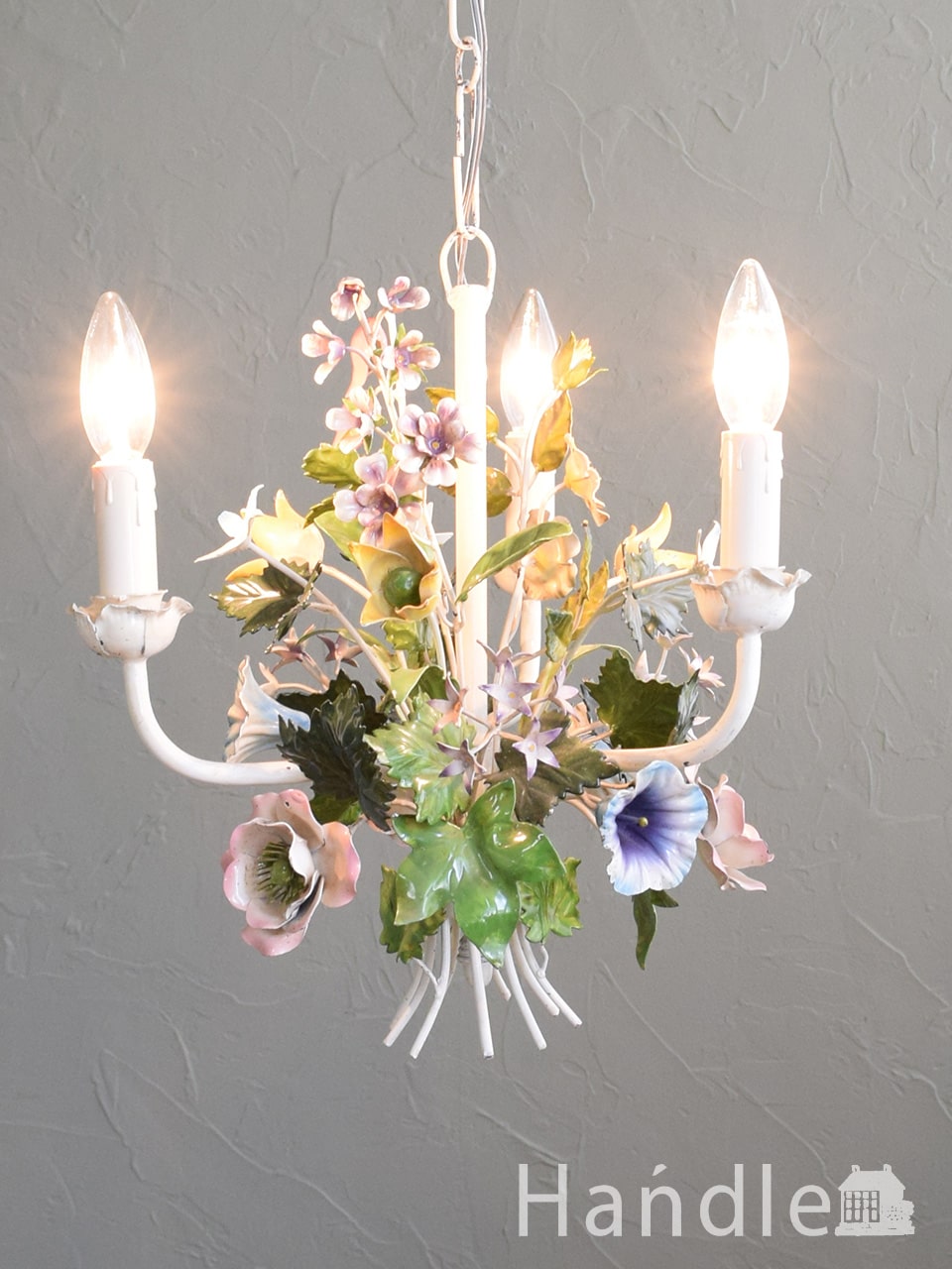 フランスのおしゃれな3灯シャンデリア、華やかなお花のブーケが可愛い