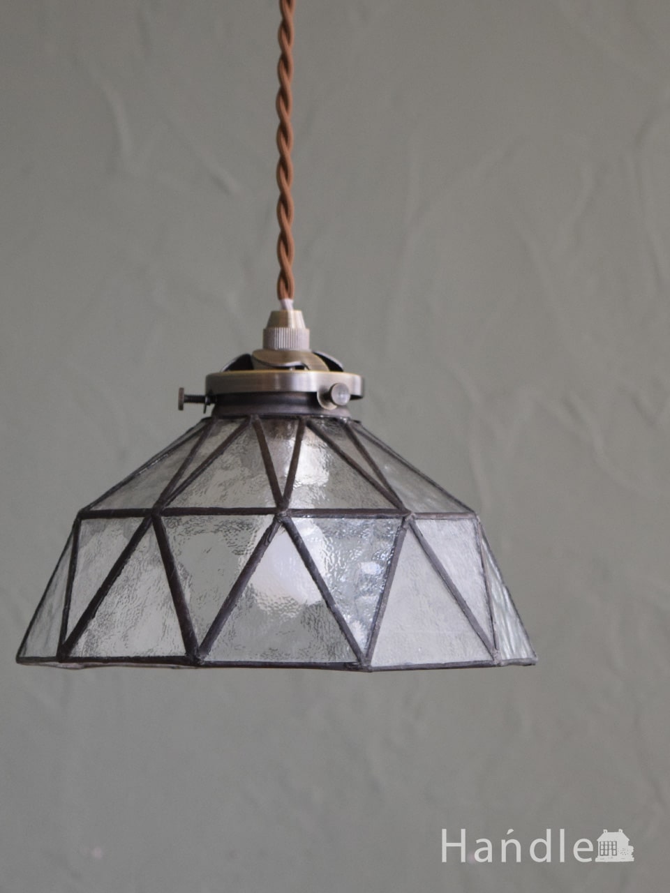 三角形のガラスを組み合わせたステンドグラスがおしゃれなガラス