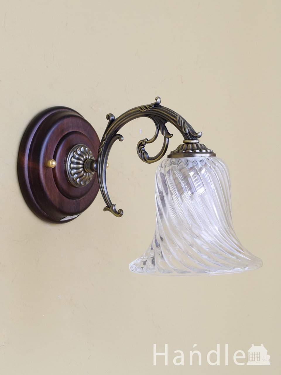 アンティーク風の木製の壁付け照明、クリアなガラスのシェードが可愛い