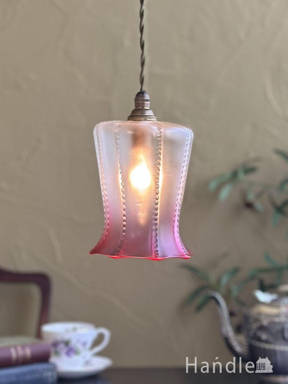 クランベリー色のアンティークガラスが上品な、アールデコスタイルの