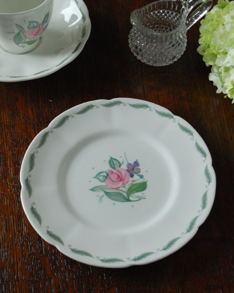 イギリスのヴィンテージ食器、バラとすみれのキレイなスージークーパー