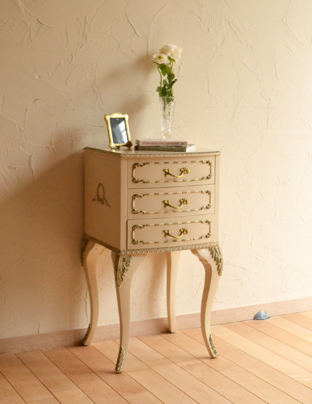 フレンチスタイルのアンティーク家具、ホワイトカラーのベッドサイド