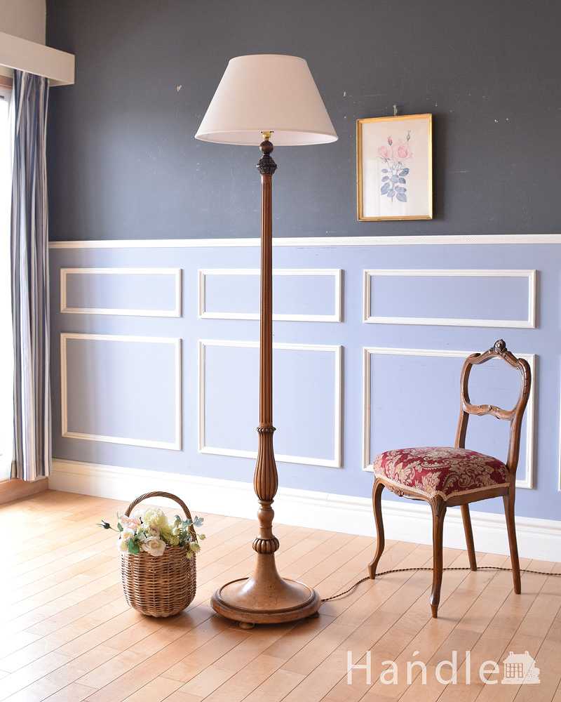 ウォルナット材の色と彫刻が美しい、高級感溢れるアンティークフロア