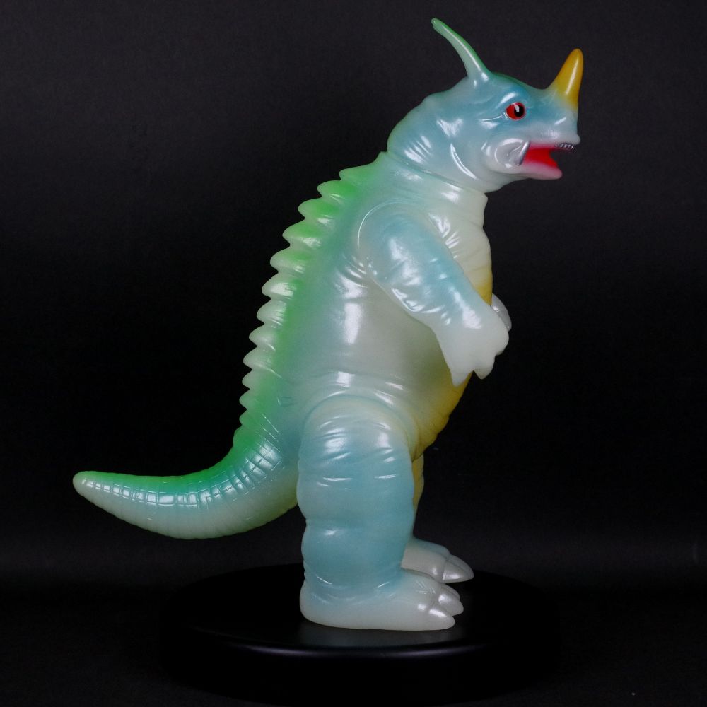 10月11日(水)より《ULTRAMAN POP UP in hankyumens》で販売開始