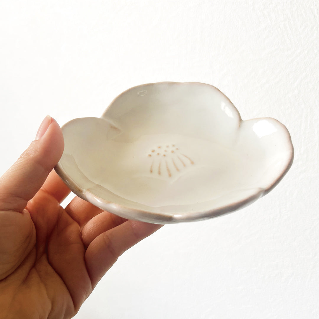 陶の杜 】椿花銘々皿 2枚セット 萩焼 – 晴れと暮らす