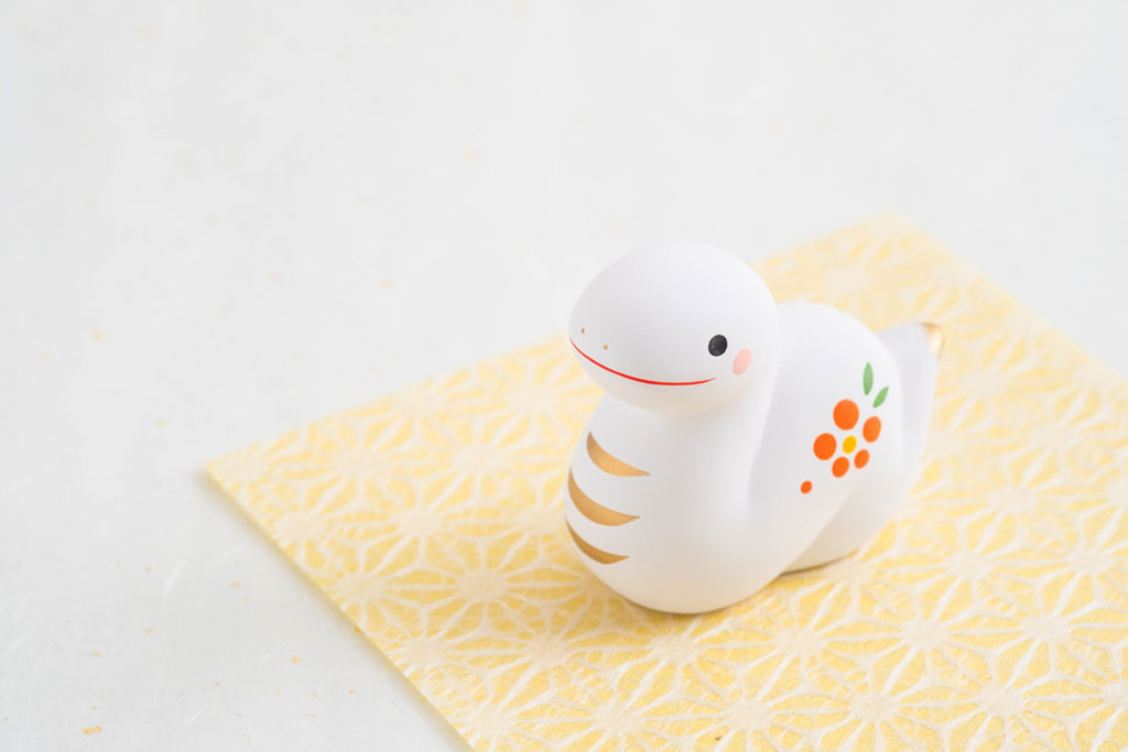 2025年の干支は巳年（へびどし）！基礎知識や年齢早見表などまとめ