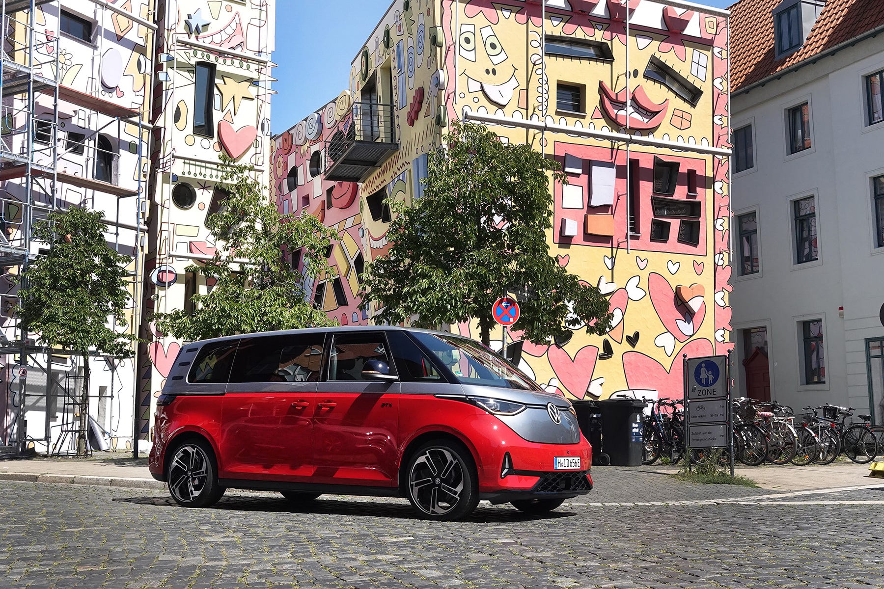 フォルクスワーゲンの最新「ID.BUZZ GTX」試乗記【ワーゲンバスの再来