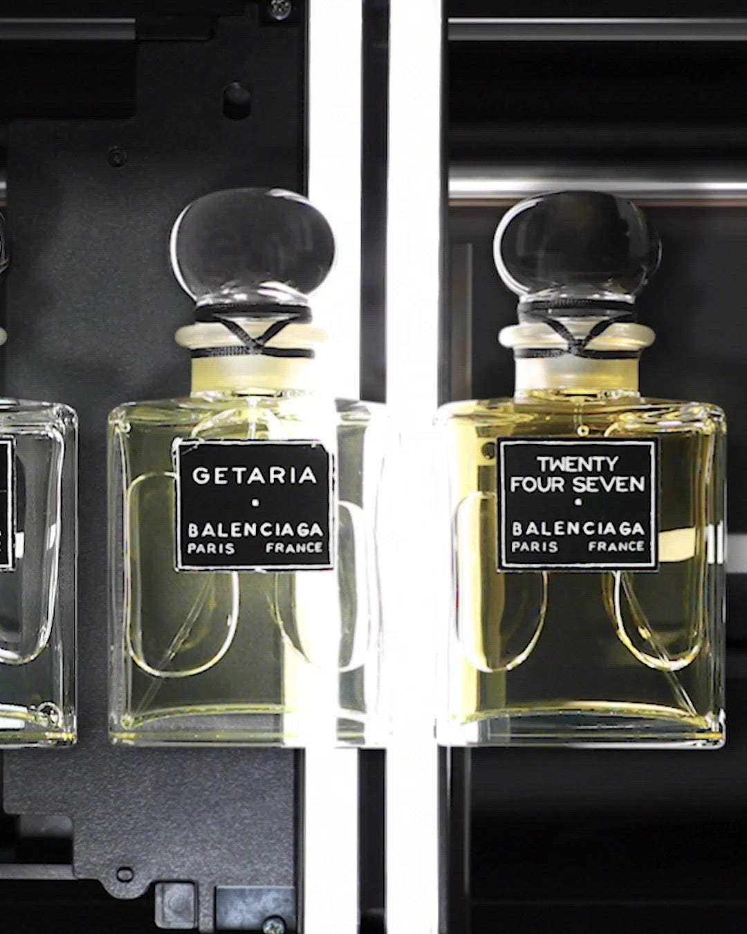 バレンシアガ」のフレグランスコレクションが、国内一部店舗で発売