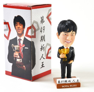 藤井聡太七段がボブルヘッド人形に！「不思議な気持ちです。首の動きが