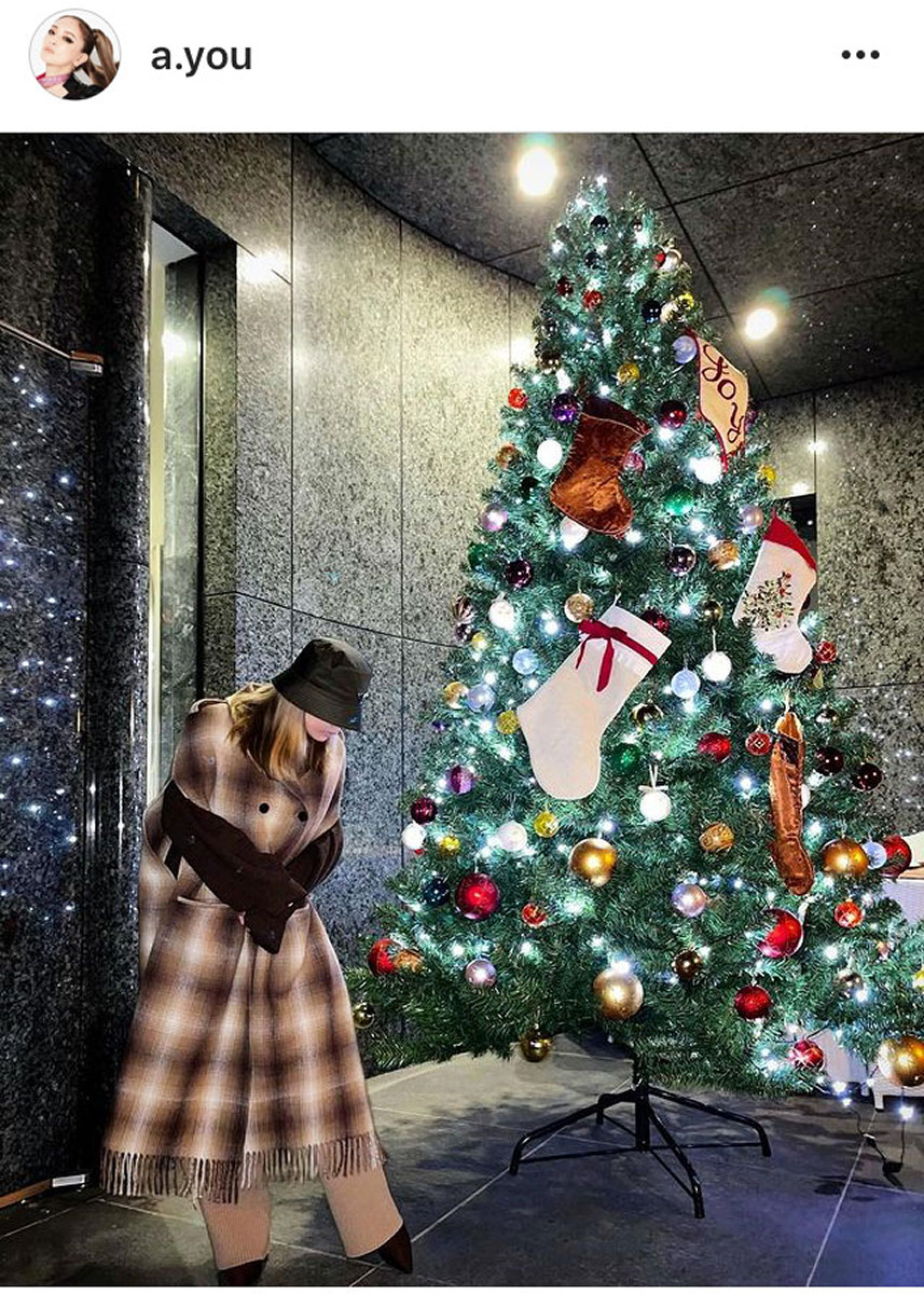 第2子妊娠の浜崎あゆみ、巨大ツリーの前でロングコート姿を披露「お顔
