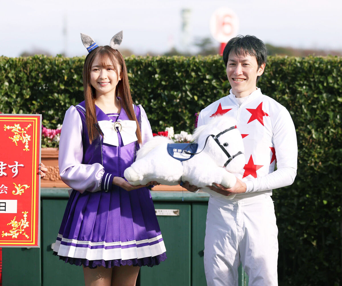 ウマ娘が中山競馬場のウィナーズサークルに降臨 オグリキャップ役の